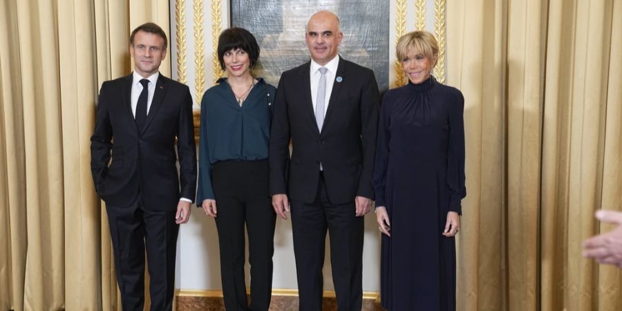 Frankreichs Präsident Emmanuel Macron (L) und seine Ehefrau Brigitte Macron (R) begrüssten Bundespräsident Alain Berset und seine Ehefrau Muriel Zeender Berset am 9. November zu einem Gala-Diner in Paris.