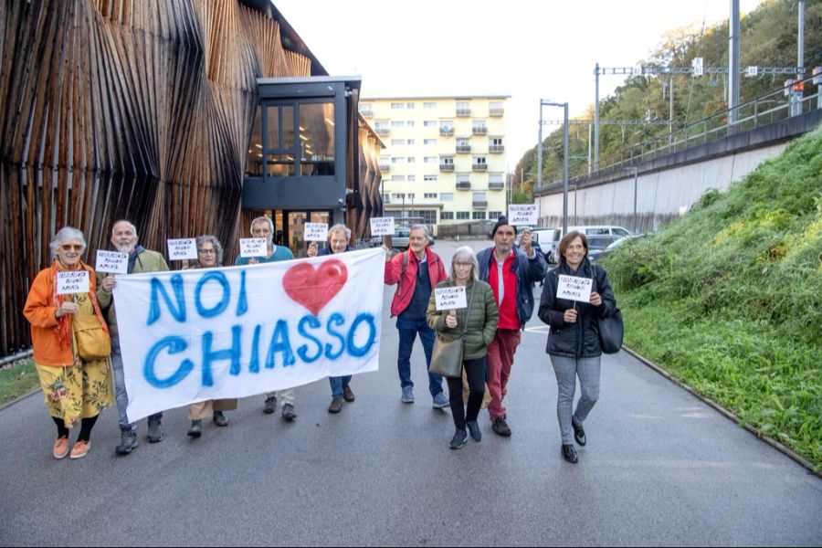 Manifestanten forderten zum Besuch der Bundesrätin Lösungen.