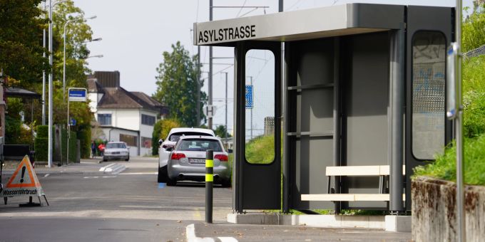Die neue Bushaltestelle in Männedorf ZH steht schräg zur Strassenführung. nau