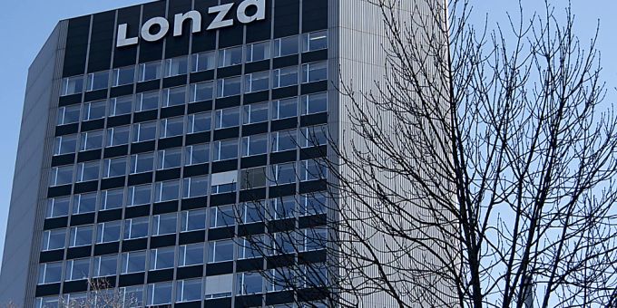 Lonza verzeichnete im ersten Halbjahr 2024 leicht sinkende Einnahmen und rückläufigen Gewinn nach dem Wegfall des Moderna-Auftrags. (Archivbild) Lonza will von 2024 bis 2028 jährlich jeweils zweistellig wachsen (Archivbild)