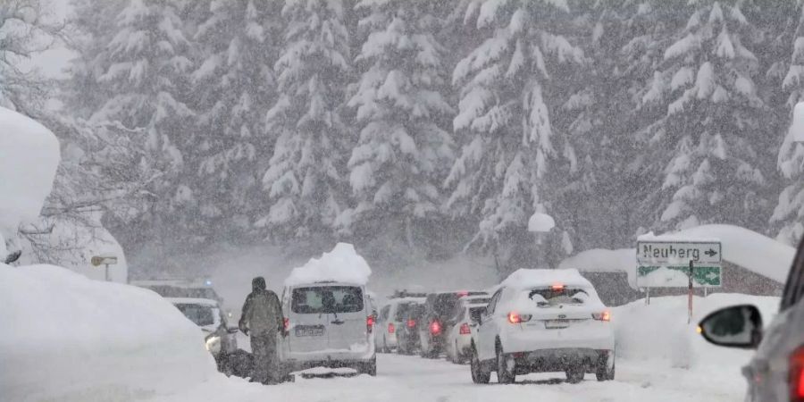 In höheren Lagen könnte zudem heftiger Schneefall den Verkehr behindern.