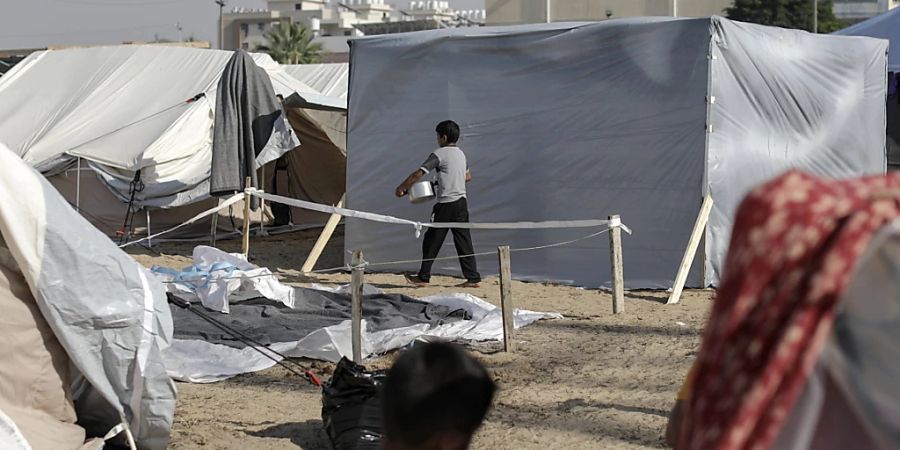 Im jüngsten Nahost-Krieg suchen zahlreiche Palästinenser Schutz in Einrichtungen der UNRWA. Hier ein Zeltlager in Chan Junis im Süden des Gazastreifens. (Themenbild)