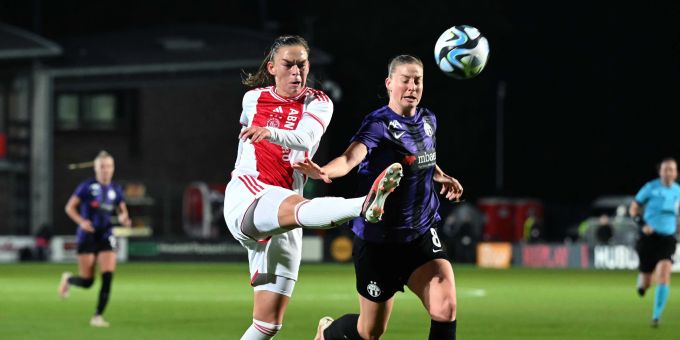 Romee Leuchter von Ajax Amsterdam im Duell mit Julia Stierli vom FC Zürich. FCZ