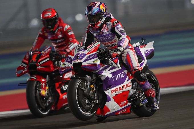 Jorge Martin (Pramac Ducati) neben Pecco Bagnaia (Ducati) beim Katar-GP der MotoGP. Katar MotoGP Martin Bagnaia