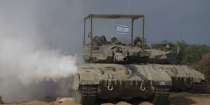 Israelische Panzer manövrieren in der Nähe der Grenze zu Gaza im Süden Israels. Foto: Tsafrir Abayov/AP/dpa Israelische Panzer manövrieren in der Nähe der Grenze zu Gaza im Süden Israels. Foto: Tsafrir Abayov/AP/dpa