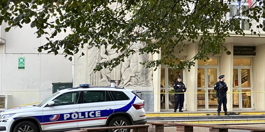 Hier stehen Polizisten vor der Schule in Arras (F), wo im Oktober ein Lehrer mit einem Messer getötet wurde.