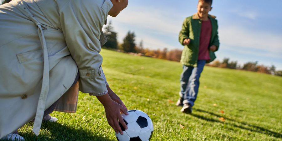 mutter mit kind fussball