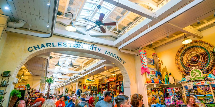 Menschen besuchen den Markt in Charleston