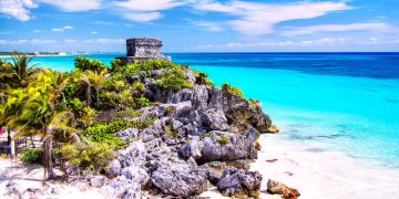 Maya Ruine auf dem Felsen in Tulum Mexiko.