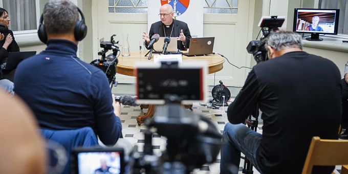 Der verstorbene Bischof Bernard Genoud wird der sexuellen Handlungen an einer 19-jährigen Frau beschuldigt. Das teilte der amtierende Bischof Charles Morerod (Bild) von Lausanne, Genf und Freiburg am Montag mit. Bischof Bernard Genoud