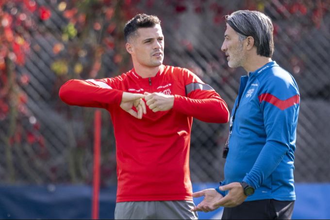 Captain Granit Xhaka und Trainer Murat Yakin tauschen sich aus. Schweizer Nati