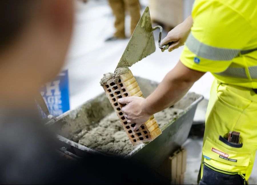 Fünf Maurer wurden ausgebeutet und mussten auf der Baustelle schlafen. (Symbolbild)