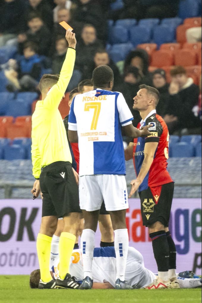 Bradley Fink liegt nach dem Unterleibs-Tritt von Taulant Xhaka am Boden, der Spieler des FCB fliegt vom Platz. FC Basel