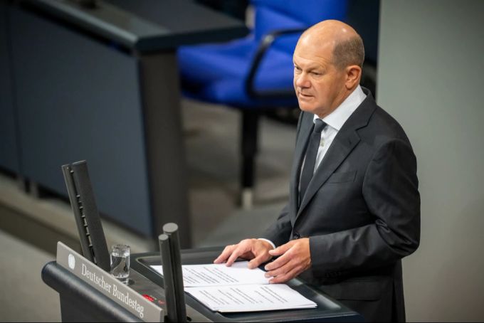 Bundeskanzler Olaf Scholz (SPD) gibt in der Plenarsitzung im Deutschen Bundestag eine Regierungserklärung zur Lage in Israel ab. olaf scholz israel krieg