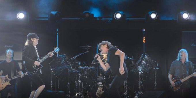 AC/DC bei einem Auftritte. Der verstorbene Colin Burgess stand in diesem Fall nicht mit ihnen auf der Bühne. ac dc colin burgess