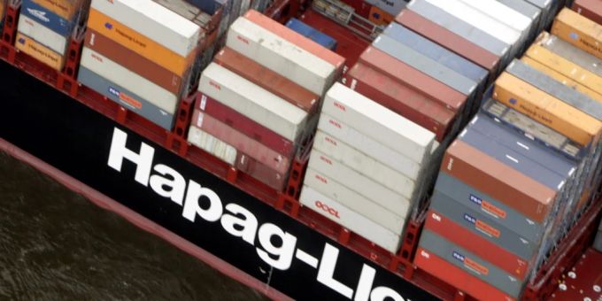 Die Reederei Hapag-Lloyd aus Hamburg weicht für ihre Frachttransporte über das Kap der Guten Hoffnung aus, weil es auf dem Suezkanal vermehrt zu Angriffen durch die Huthi-Rebellen kommt. (Symbolbild) Die Reederei Hapag-Lloyd aus Hamburg weicht für ihre Frachttransporte über das Kap der Guten Hoffnung aus, weil es auf dem Suezkanal vermehrt zu Angriffen durch die Huthi-Rebellen kommt. (Symbolbild)