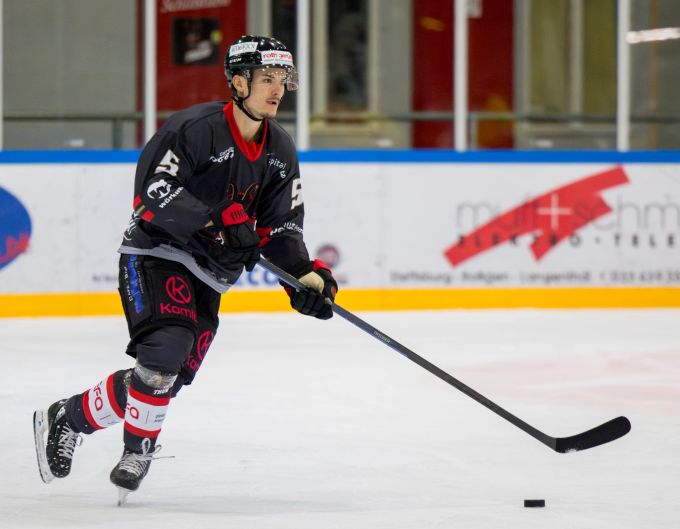 Verteidiger Jan Schöni agiert derzeit aufgrund der vielen Verletzungen im Sturm des EHC Thun. EHC Thun