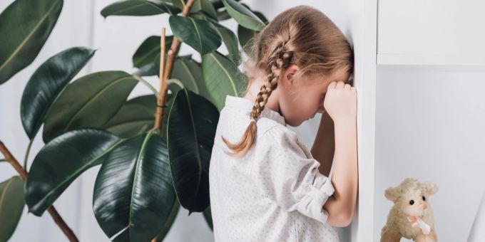 Den Umgang mit Frust und Enttäuschung müssen Kinder erst lernen. Traurig Mädchen