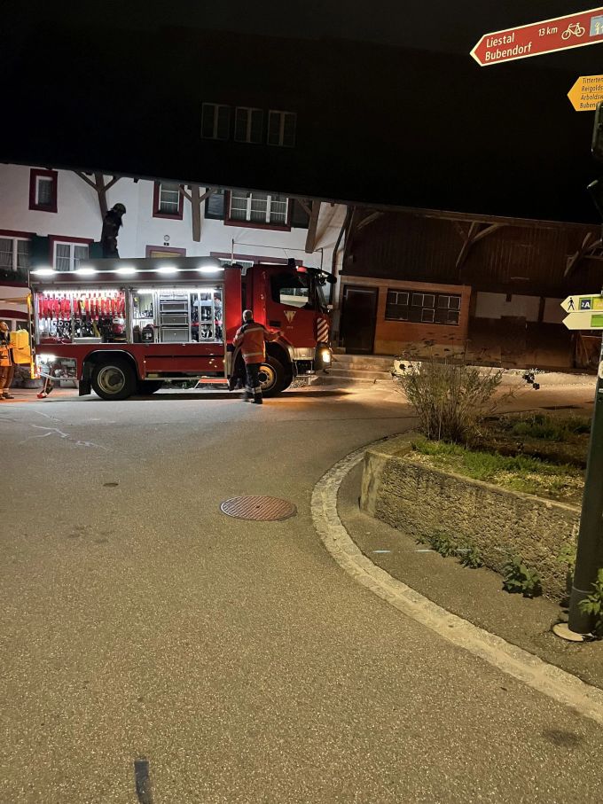 Die Feuerwehr musste ausgelaufen Flüssigkeit entfernen. Feuerwehr aufgeboten.