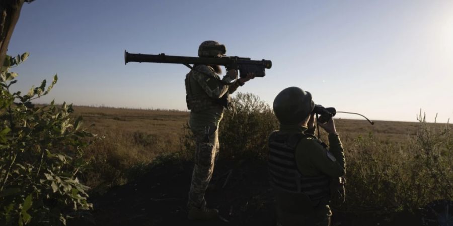 Ukrainische Soldaten zielen mit einer Flugabwehrrakete auf die Frontlinie in der Nähe von Klischtschijiwka bei Bachmut. Foto: Alex Babenko/AP/dpa