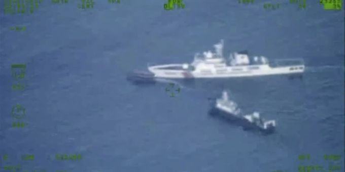 Auf diesem von den philippinischen Streitkräften veröffentlichten Bild segelt ein philippinisches Versorgungsboot (oben links) in der Nähe eines chinesischen Küstenwachenschiffs (oben rechts) und eines chinesischen Milizenschiffs vor der Zweiten Thomas-Scholle, lokal Ayungin-Scholle genannt, im umstrittenen Südchinesischen Meer am Sonntag, den 22. Oktober 2023. China Philippinen