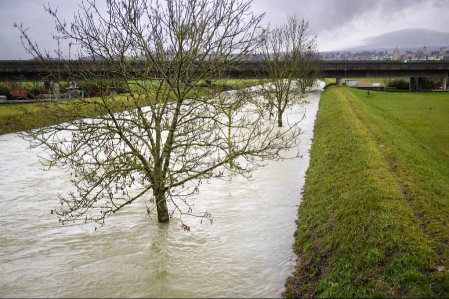 Der Fluss Orbe im Kanton Waadt hat auch einen extrem hohen Pegel.