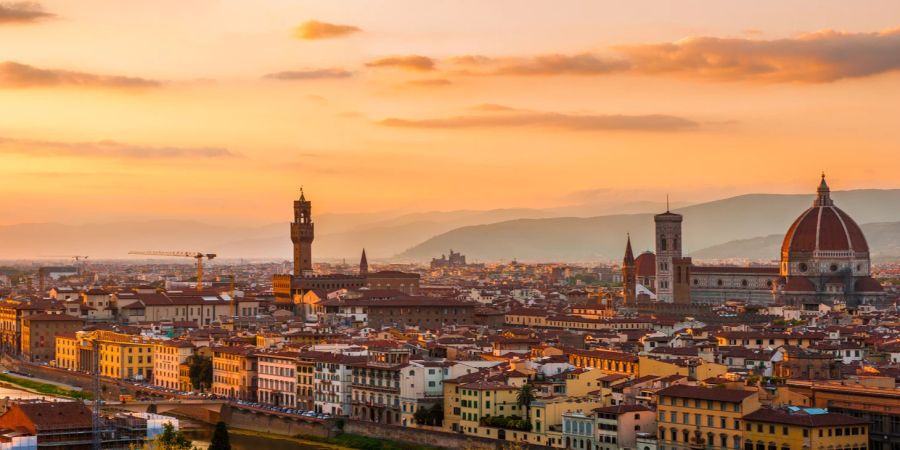 Florenz im Abendlicht mit Dom und Glockenturm.