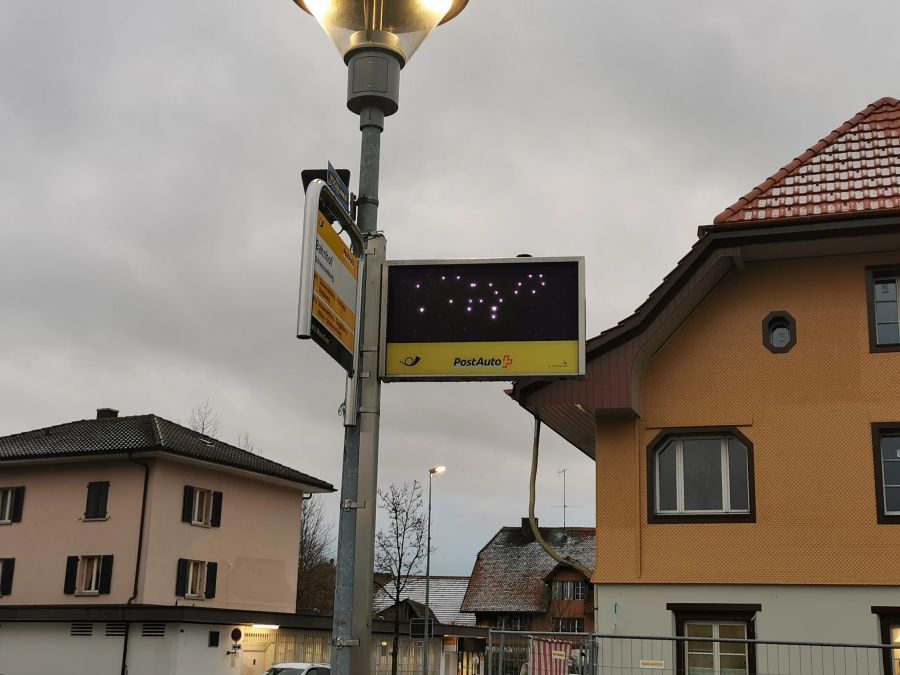 Wie bitte? Plötzlich erstrahlt in Schwarzenburg BE schon am Tag der Nachthimmel.