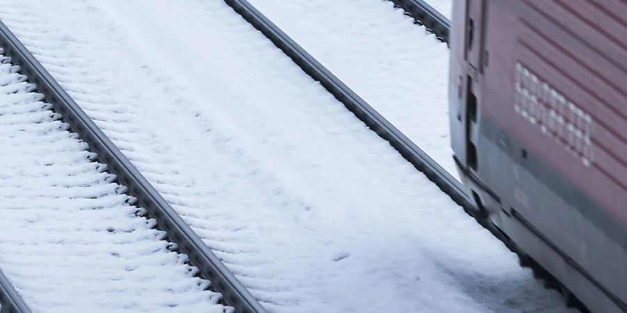 Der Bahnverkehr zwischen der Schweiz und Deutschland ist am Samstagmorgen wegen des Wintereinbruchs ins Stocken geraten: Die Strecke nach München war unterbrochen, der Verkehr nach Stuttgart war laut SBB eingeschränkt. (Symbolbild)