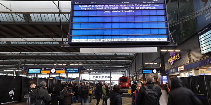 Die Deutsche Bahn rechnete aufgrund des Wintereinbruchs bis Wochenmitte mit Verspätungen und Zugausfällen - so wie bereits am Wochenende in München. (Archivbild) Die Deutsche Bahn rechnete aufgrund des Wintereinbruchs bis Wochenmitte mit Verspätungen und Zugausfällen - so wie bereits am Wochenende in München. (Archivbild)