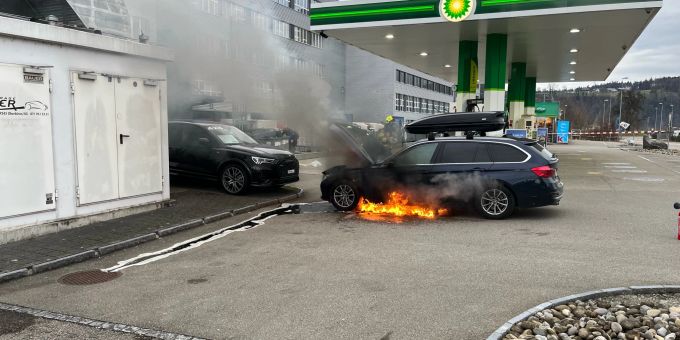Oberbüren: Auto gerät in Brand. Oberbüren: Autobrand