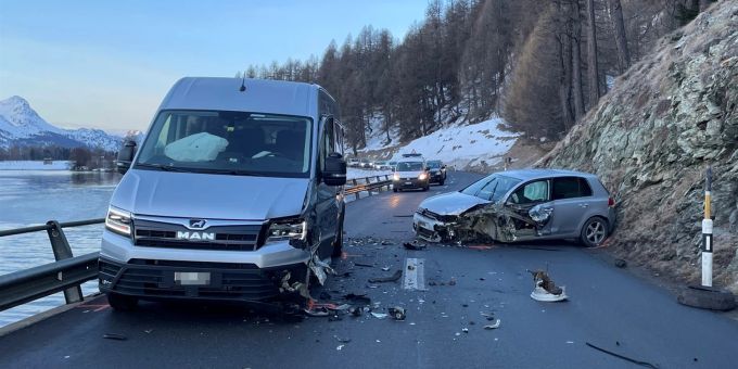 Sils i.E.: Mit Gegenverkehr kollidiert. Mit Gegenverkehr kollidiert.