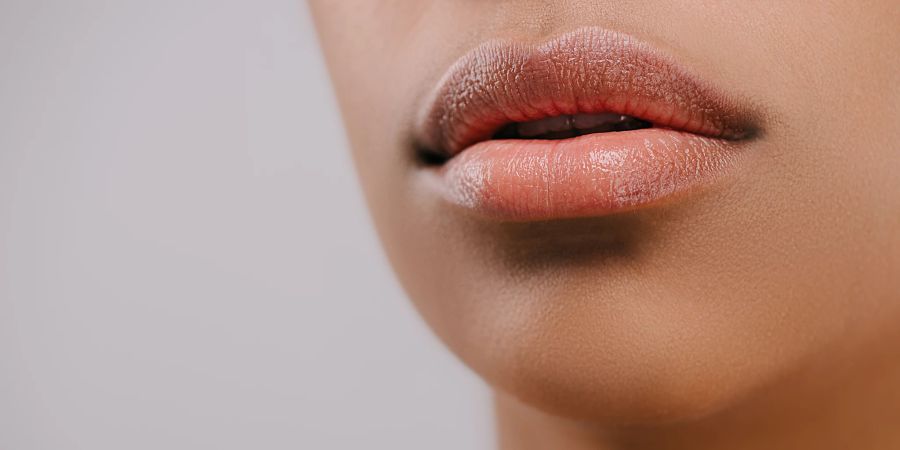 Gut hydratisierte und gesund aussehende Lippen? Nehmen Sie genug Feuchtigkeit mit Wasser und Nahrung zu sich und Sie erzielen den gewünschten Look.