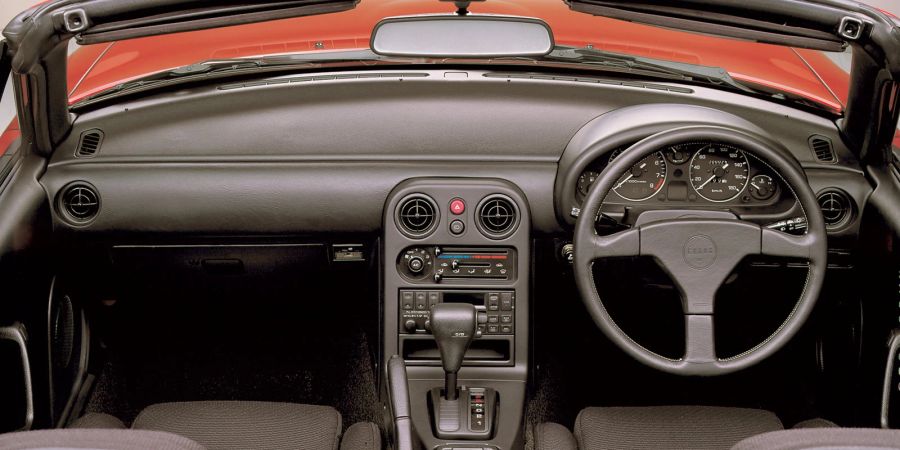 Puristisch reduziert zeigt sich das Cockpit: Nichts sollte vom Fahren ablenken.