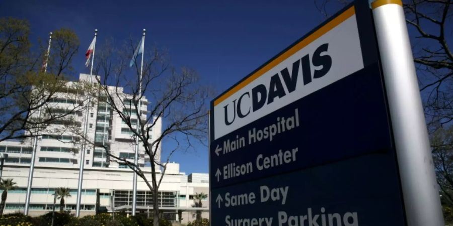 Die Frau wird im Davis Medical Center behandelt