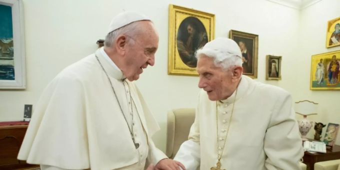 Der frühere Papst Benedikt (r.) mit seinem Nachfolger Franziskus. papst