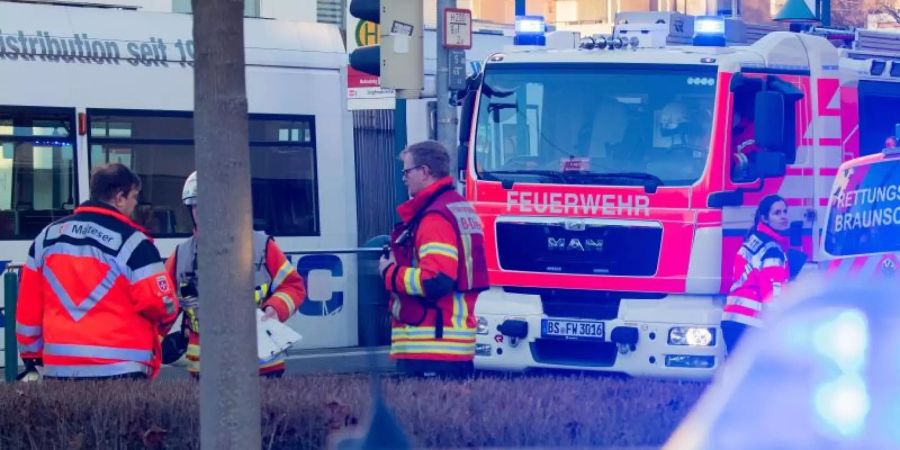 Rund 20 Kinder standen nach dem Unfall unter Schock und wurden von Sanitätern betreut. Foto: Julian Stratenschulte/dpa