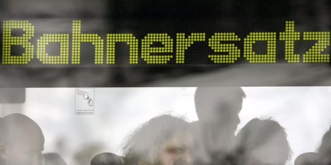 Pendlerinnen und Pendler mussten heute Morgen in Einsiedeln auf Bahnersatzbusse umsteigen. (Symbolbild) Bahnersatz