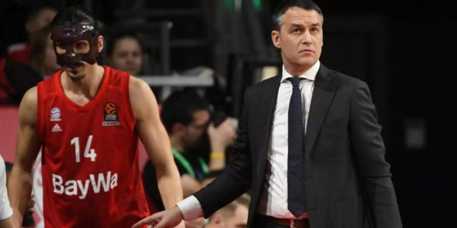 Durften in der Basketball-Königsklasse endlich wieder einen Sieg feiern: Coach Oliver Kostic (r) und Nihad Djedovic. Foto: Angelika Warmuth/dpa