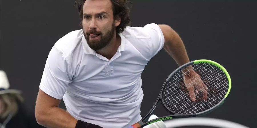 Ernests Gulbis serviert gegen Aljaz Bedene an den Australian Open 2020.