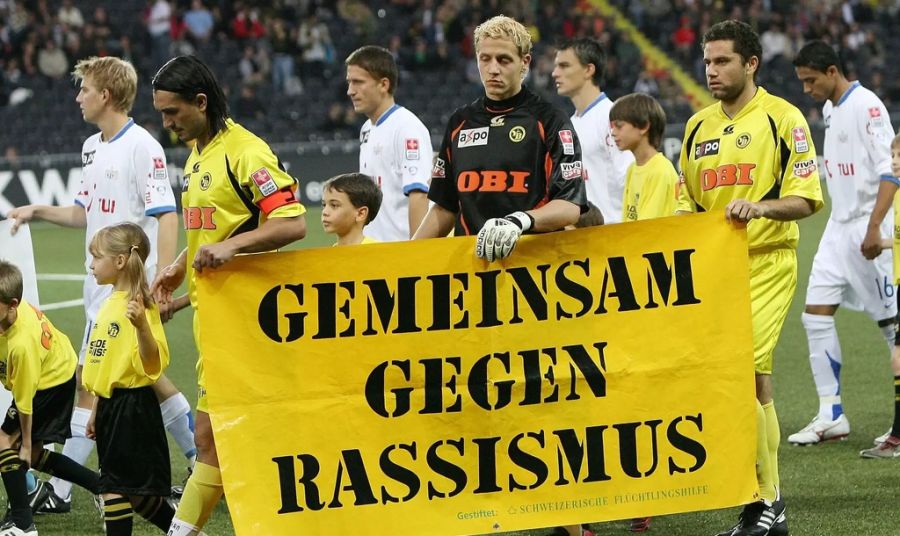 Hakan Yakin, Marco Wölfili und Joao Paulo (v.l.) tragen ein Anti-Rassismus-Banner vor dem Spiel gegen den FCZ 2006.