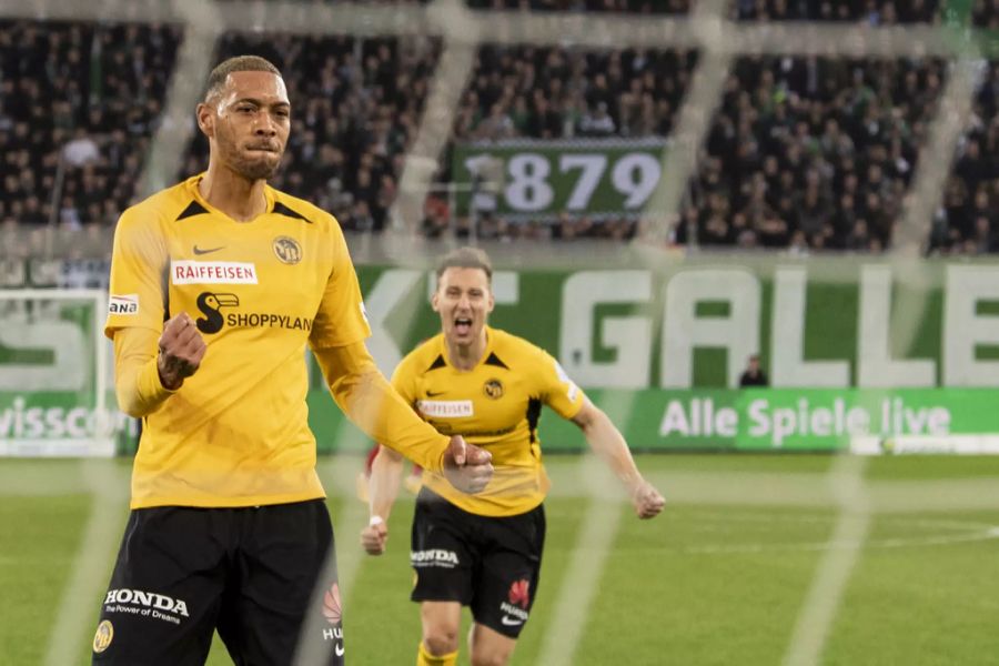 Im zweiten Anlauf versenkt Guillaume Hoarau gegen St. Gallen den Penalty zum 3:3.