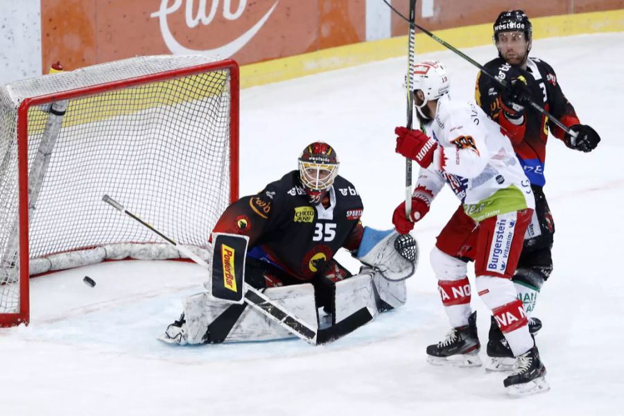 Lakers-Stürmer Andrew Roe nimmt SCB-Goalie Tomi Karhunen beim 2:1 die Sicht.