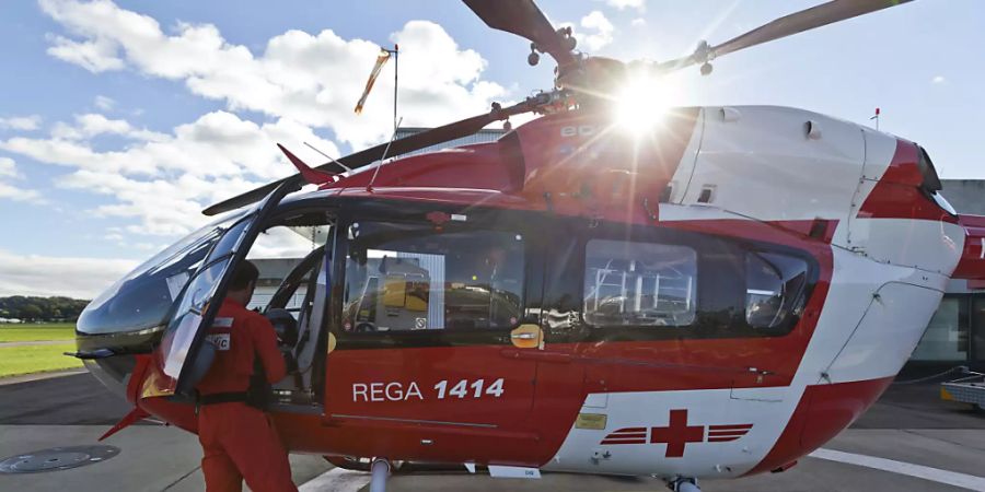 Ein 23-Jähriger ist am Freitagnachmittag mit der Rega in ein Spital geflogen worden, weil er bei einem Sturz von einem Fasnachtswagen in Gommiswald SG schwer verletzt wurde. (Archivbild)