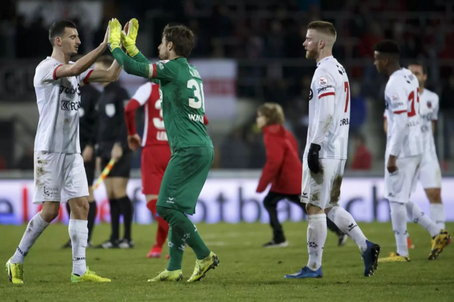 Die Spieler von Xamax bejubeln ihren dritten Saisonsieg.