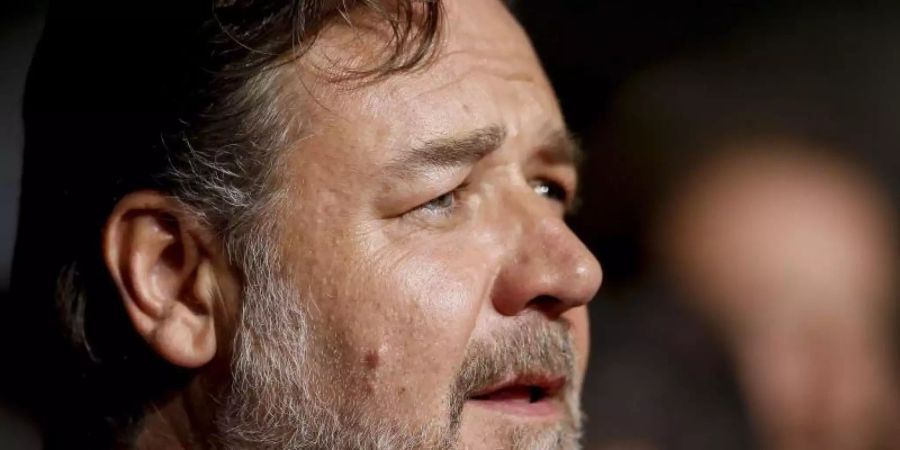 Bei Russell Crowe spriesst wieder das Grün. Foto: Julien Warnand/epa/dpa