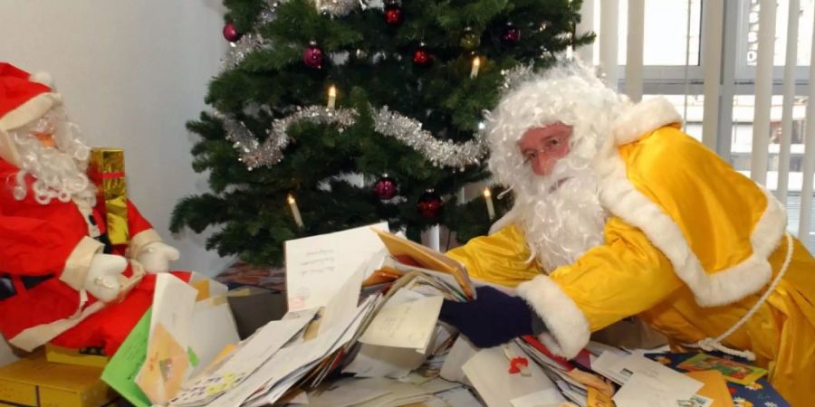 Weihnachtsmann, Christkind, Père Noël  und Babbo Natale sind an Weihnachten mit Kinderbriefen aus der ganze Schweiz überhäuft worden. (Archivbild)