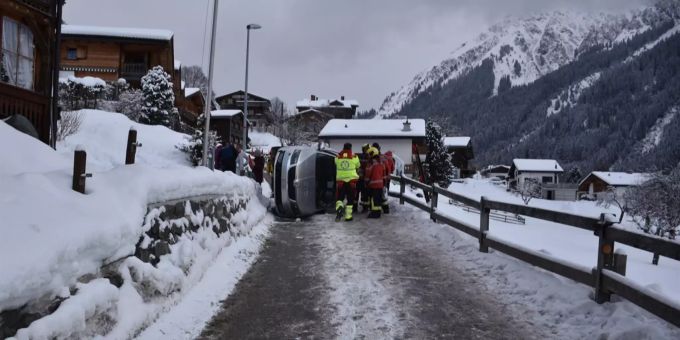 Personenwagen auf Seite gekippt. Unfall