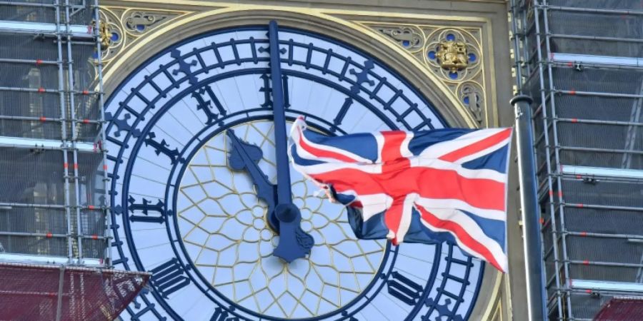 Britische Flagge vor Big Ben