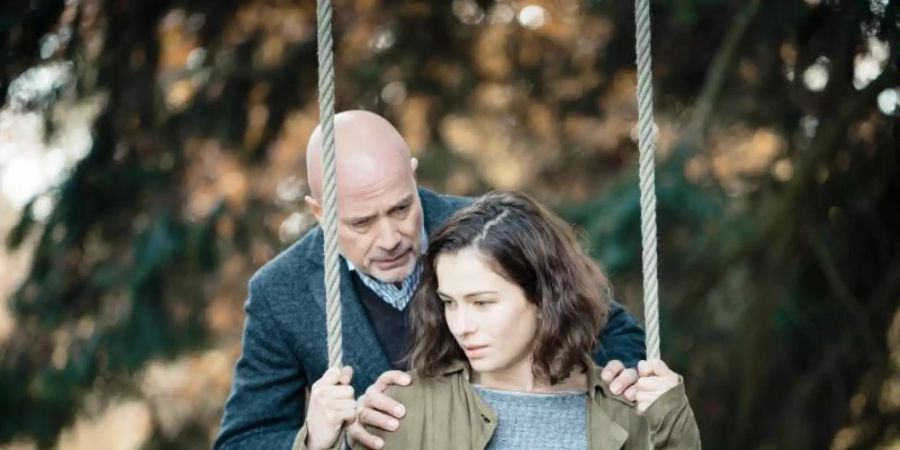 Heinrich von Gems (Christian Berkel) hofft, dass sich Isa (Henriette Confurius) wieder an vergangene Zeiten erinnert, als Vater und Tochter ein inniges Verhältnis hatten. Foto: ZDF/Alexander Fischerkoesen/dpa